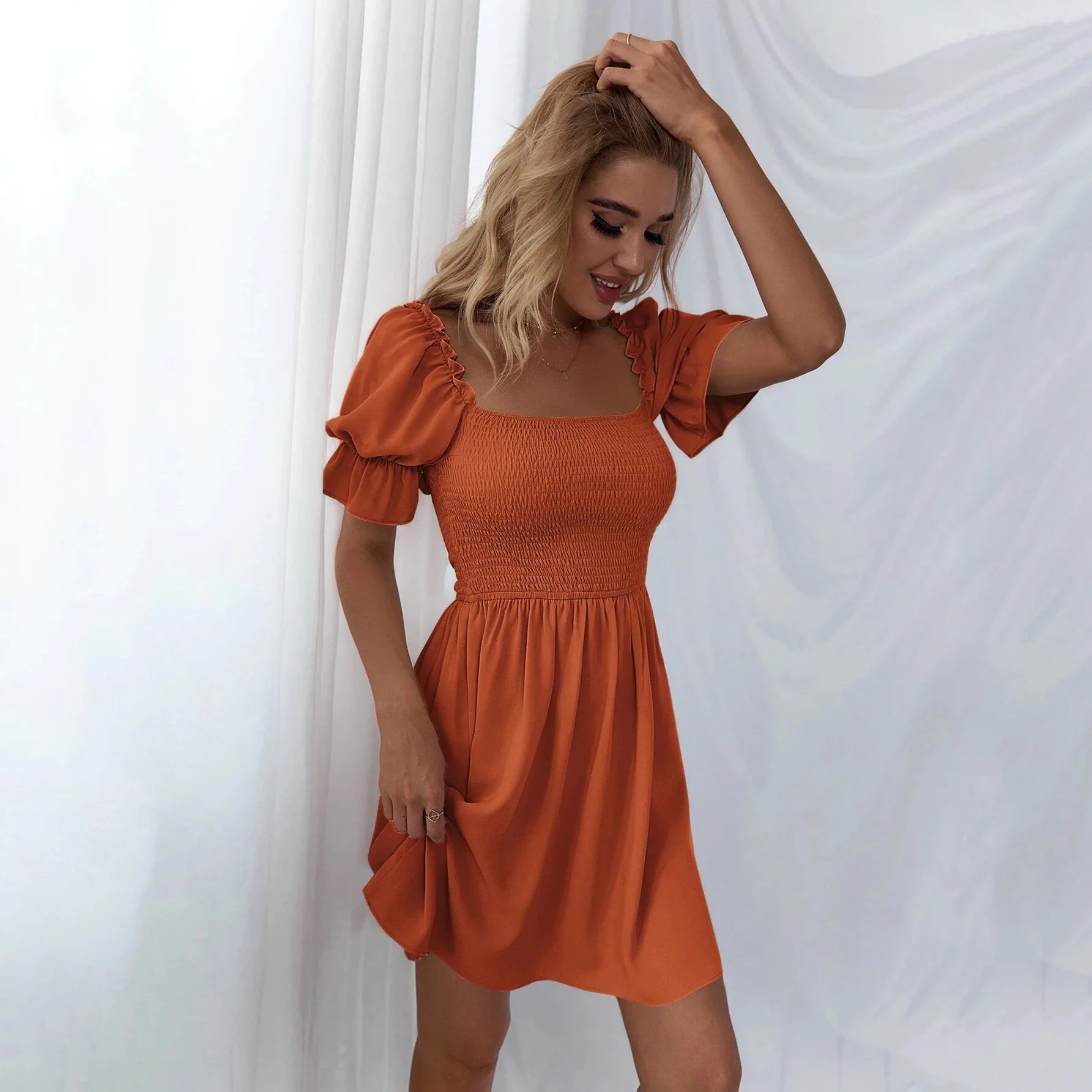 Vestido con cuello cuadrado