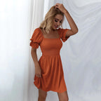 Vestido con cuello cuadrado