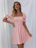 Vestido con cuello cuadrado
