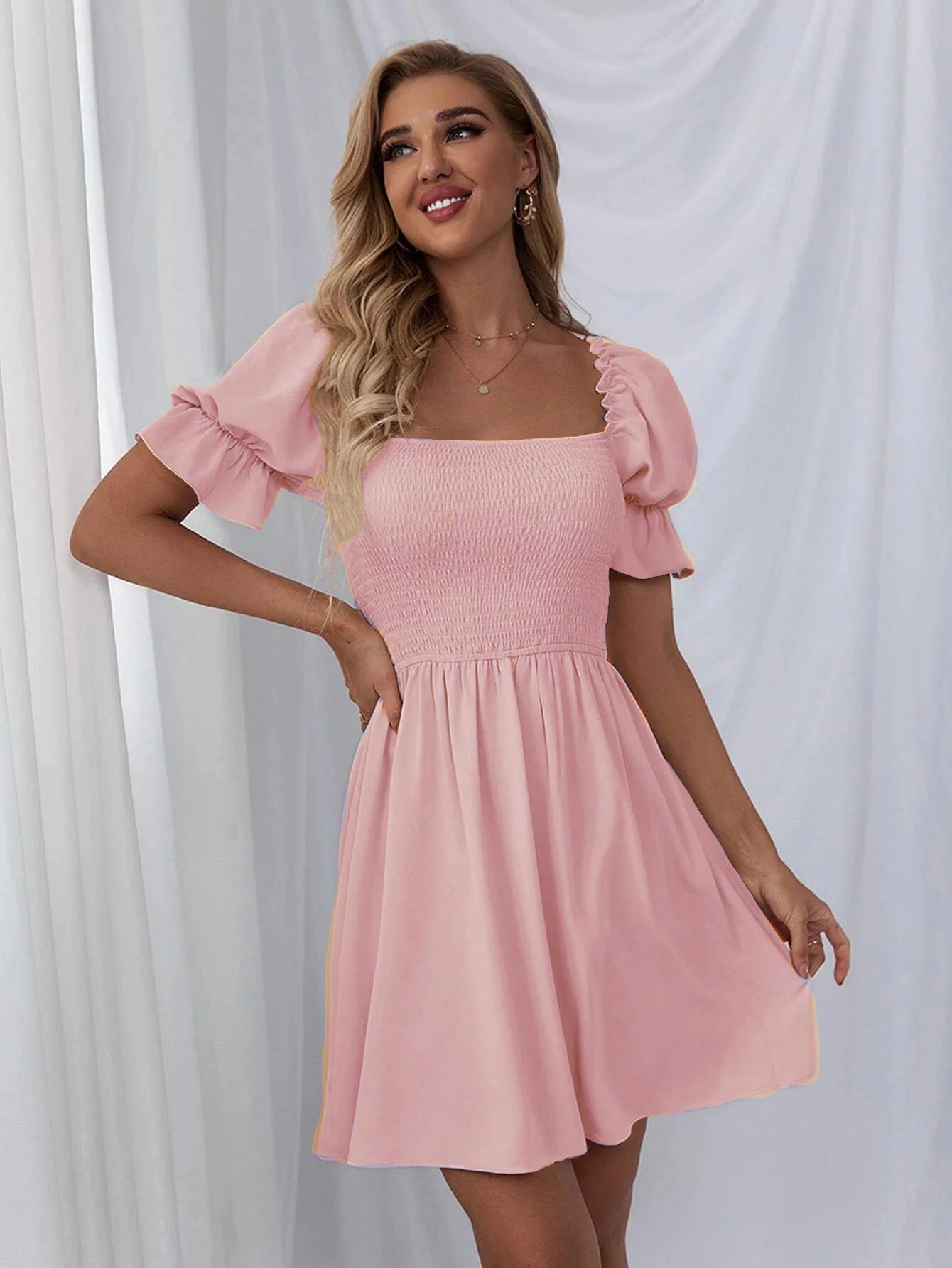 Vestido con cuello cuadrado