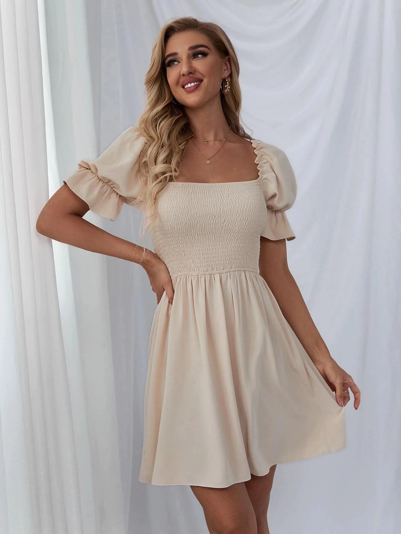 Vestido con cuello cuadrado